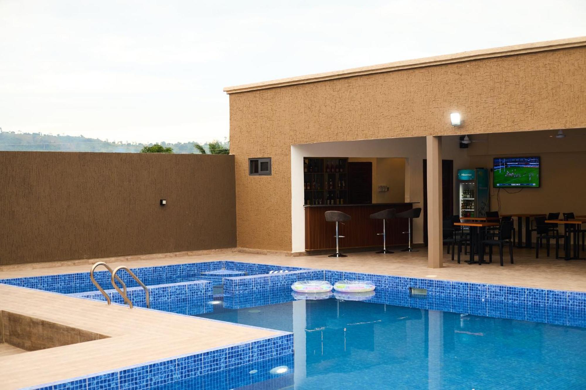 Aiden Homes And Apartments Hotel Koforidua Ngoại thất bức ảnh